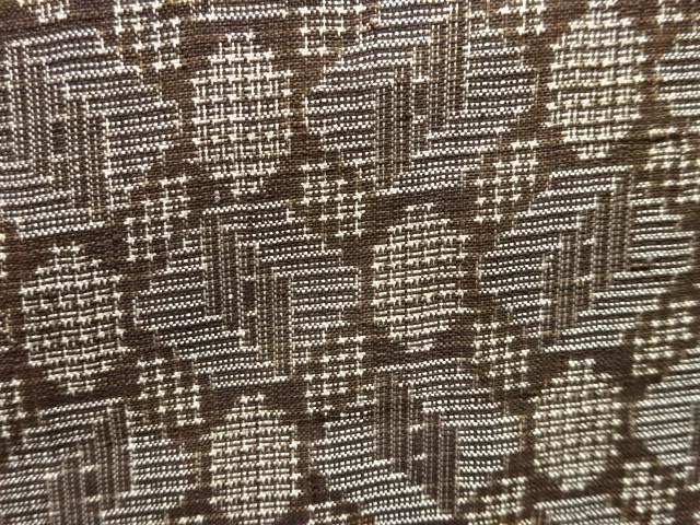  大正ロマン　幾何学模様織出し本場泥大島紬着物（割り込み絣）